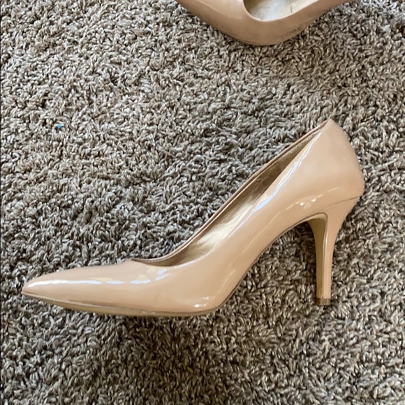 BCBG PUMPS - Picture 4 of 6